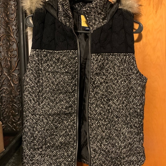 Black Knitted Vest - Picture 1 of 3